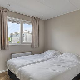 Tweede slaapkamer in Natuurhoeve 6 personen, Berkhout. Helder en ruim met uitzicht op de omgeving van Noord-Holland.