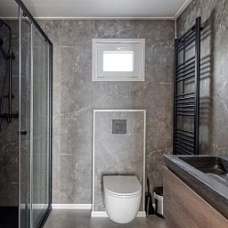 Moderne badkamer in Natuurhoeve 6 personen, Berkhout. Stijlvolle inrichting met douche en toilet in vakantiehuis Noord-Holland.