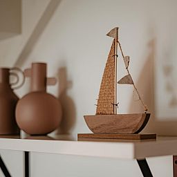 Stilvolle Dekoration im Ferienhaus Lakehouse I in Uitgeest, Nordholland, mit nautischem Thema und modernen Details.