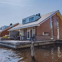 Ferienhaus Busch en Dam in Uitgeest, Nordholland, mit Terrasse am Wasser, ideal zum Entspannen und Natur erleben.