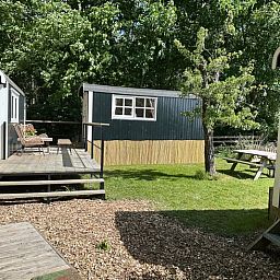 Entdecken Sie den charmanten Aussenbereich des Ferienhauses in Stompetoren, Nordholland, ideal zum Entspannen.