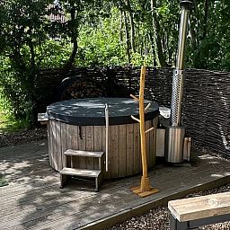 Entspannen Sie sich im privaten Whirlpool des Ferienhauses in Stompetoren, Nordholland, inmitten der Natur.