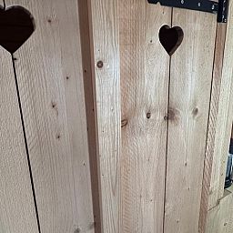 Rustikale Holzdetails im Ferienhaus in Stompetoren, Nordholland, bieten eine warme Atmosphaere.