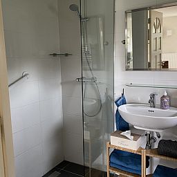 Gemuetlicher Innenbereich des NH539 Ferienhauses in Spanbroek, Nordholland mit Treppe und Essbereich