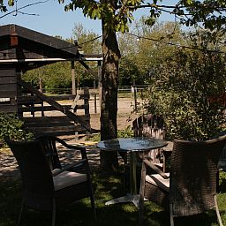 NH550 vakantiehuis in Heerhugowaard met schaduwrijk terras en landelijke sfeer in Noord-Holland.