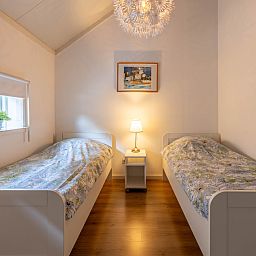 Kuehe auf der Wiese beim Ferienhaus NH225 in Loosdrecht, Nordholland.