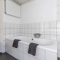 Ruhiger See mit Seerosen in der Naehe des Ferienhauses NH225 in Loosdrecht, Nordholland.