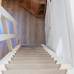 Aussicht ueber gruene Felder im Ferienhaus NH225 in Loosdrecht, Nordholland.