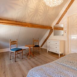 Schlafzimmer mit zwei Betten im Ferienhaus NH225 in Loosdrecht, Nordholland.