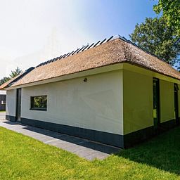 Zijaanzicht van 4-persoons Trompenburgh vakantiehuis in Loosdrecht, Noord-Holland, met moderne architectuur en serene tuin.