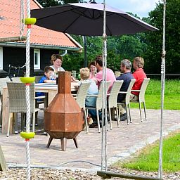 Terrasse des Ferienhauses in Mander, Mander, Twente, ideal fuer Familientreffen in einer natuerlichen Umgebung.