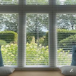 Fensterplatz im Ferienhaus in Mander, Twente, Overijssel, mit Blick auf den gruenen Garten und viel natuerliches Licht.