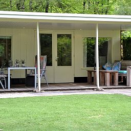 Veranda van Hosta vakantiehuis in Ootmarsum, Twente met comfortabele zitruimte.
