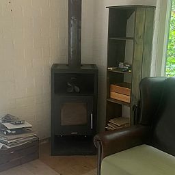 Gemuetlicher Innenraum mit Holzofen in Huisje in Nutter, Ferienhaus in Nutter, Twente.