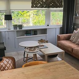 Gezellige binnenruimte van Huisje in Nutter, Twente, met moderne keuken en eetgedeelte voor een comfortabel verblijf in Overijssel.