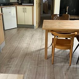 Ontspannen op de veranda van Huisje in Nutter, vakantiehuis in Twente, Overijssel, omgeven door groene natuur en rustgevende omgeving.