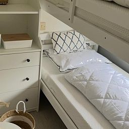 Gezellige slaapkamer in Huisje in Nutter, vakantiehuis in Twente, Overijssel, met stapelbed en opbergruimte voor een comfortabel verblijf.