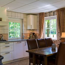 Moderne Kueche im Ferienhaus in Nutter, Twente, mit Blick auf die gruene Umgebung von Overijssel.