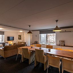 Gemuetliches Ferienhaus Cottage in Den Ham in der gruenen Natur von Twente, Overijssel, mit einladender Veranda und umgeben von ueppiger Vegetation.