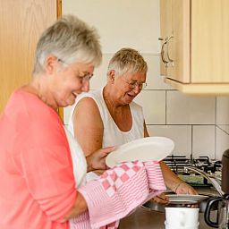 Gemuetliche Kueche im Ferienhaus in Den Ham, Twente, Overijssel, mit einer warmen Atmosphaere fuer einen entspannten Aufenthalt.