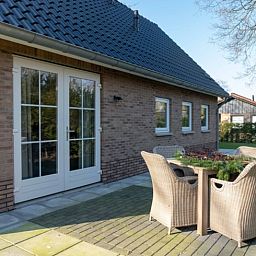Rustig terras bij Vakantiehuisje in Den Ham, Twente, ideaal voor ontspannen in de buitenlucht.