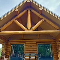 Gemuetliche Veranda des Ferienhauses in Den Ham, Twente, Overijssel, umgeben von Natur und rustikalem Charme.