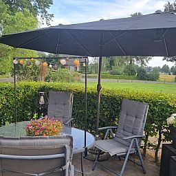 Gezellig terras met uitzicht op de natuur bij Huisje in Den Ham, vakantiehuis in Twente, Overijssel.