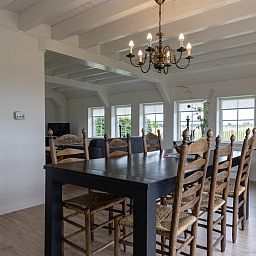 Ruime eetkamer in OV404, vakantiehuis in Den Ham, Twente met uitzicht op de tuin.