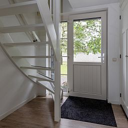 Gezellige eetruimte in vakantiehuis OV404, Den Ham, Twente met landelijke sfeer.