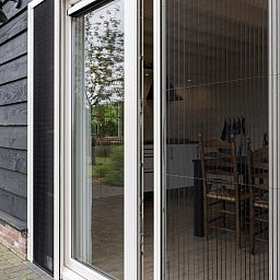 Slaapkamer in vakantiehuis OV404, Den Ham, Twente met comfortabel bed en serene sfeer.