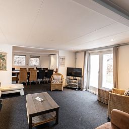 Gezellige eetkamer in Vakantiehuis in Den Ham, Twente, Overijssel, met ruime tafel en comfortabele stoelen voor een ontspannen verblijf.