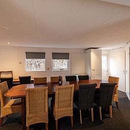 Gezellige binnenruimte van Vakantiehuis in Den Ham, Twente, Overijssel met ruime eethoek en comfortabele zitplaats.