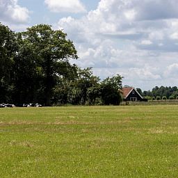 Rustikales Ferienhaus het Assenhoekje in Den Ham, Twente, umgeben von ueppiger Natur und weiten Feldern in Overijssel.