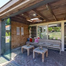 Ferienhaus in De Lutte, charmantes Ferienhaus in Twente, Overijssel mit einer einladenden Terrasse und umgeben von gruener Natur.