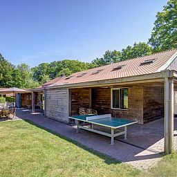 Moderne Kueche im Ferienhaus in de Lutte, Twente, Overijssel mit geraeumigen Arbeitsflaechen und Geraeten fuer einen komfortablen Aufenthalt.