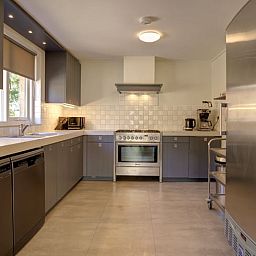 Gemuetliches Esszimmer im Ferienhaus in de Lutte, Twente, mit Holztisch und moderner Kueche. Perfekt fuer einen entspannten Aufenthalt in Overijssel.