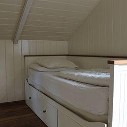 Knusse slaapkamer in vakantiehuis in de Lutte, Twente met houten interieur in Overijssel.