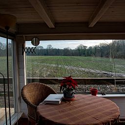 Innenbereich des Ferienhauses in De Lutte in Twente mit Panoramablick auf die Landschaft der Overijssel.