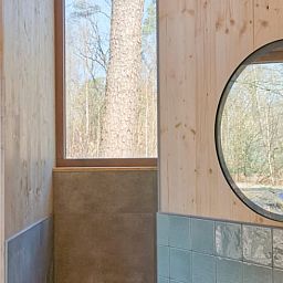 Stijlvolle badkamer met natuuruitzicht in Vakantiehuisje in de Lutte, Twente.