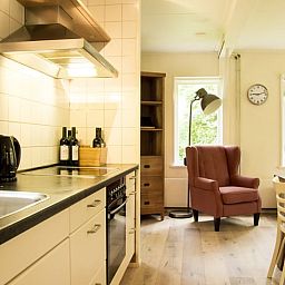 Gemuetlicher Innenbereich des Ferienhauses in De Lutte, Twente, mit moderner Kueche und gemuetlicher Sitzecke in Overijssel.