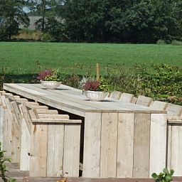 Geraeumige Terrasse im Ferienhaus Landgoed Nieuwhuis in Ootmarsum, Twente, ideal fuer Mahlzeiten im Freien in Overijssel.