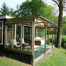 Sonniger Wintergarten des Ferienhauses Mapadodo in Nutter, Twente mit bequemen Sthlen.