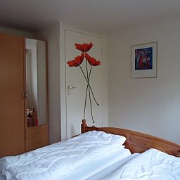 Gemtliches Doppelzimmer im Ferienhaus Mapadodo, Nutter, Twente mit floraler Wanddekoration.