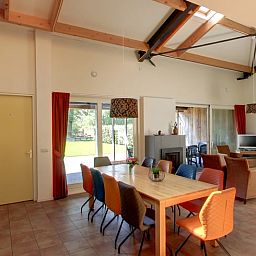 Ruime eetkamer in vakantiehuisje in Hezingen, perfect voor familiebijeenkomsten in Twente, Overijssel.