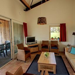 Comfortabele woonkamer in vakantiehuisje in Hezingen, ideaal voor ontspanning in Twente, Overijssel.