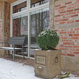 Schnee bedeckt die Veranda von Huisje in Hezingen, einer Ferienunterkunft in Twente, Overijssel.