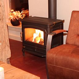 Gemuetliche Sitzecke mit Kamin im Haus in Hezingen, Ferienhaus in Twente, Overijssel.