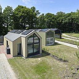 Luftaufnahme eines freistehenden Hauses in Beuningen, Twente, Overijssel, umgeben von Natur.