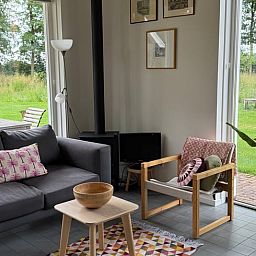 Gemuetliches Wohnzimmer im Ferienhaus in Beuningen mit Blick auf die Natur in Twente, Overijssel.