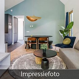 Woonkamer van Vrijstaande woning in Beuningen, Twente, vakantiehuis met comfortabele zithoek en moderne faciliteiten.